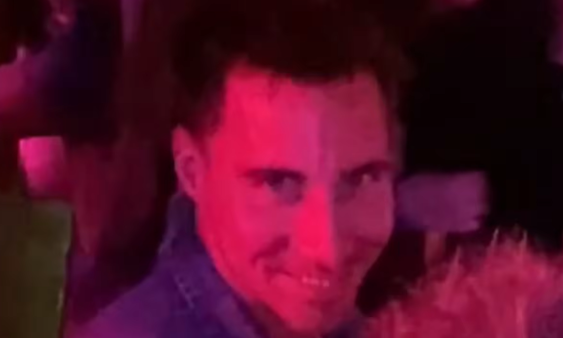 A telefonrablás előtti pillanatok, amikor Radnai Márk kiadta a parancsot Magyar Péternek és közben nézi az áldozatot.