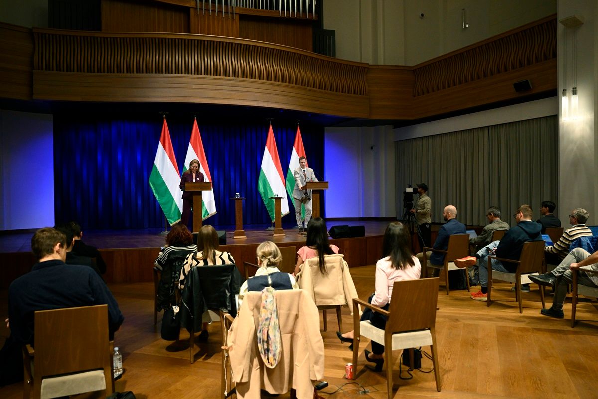 kormányinfó GULYÁS Gergely; VITÁLYOS Eszter