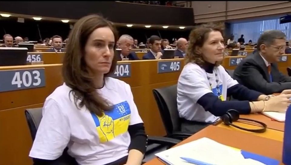 Megint a magyarok ellen... - a Tisza a védett üzemanyagár eltörlése érdekében lobbizik Brüszzelben