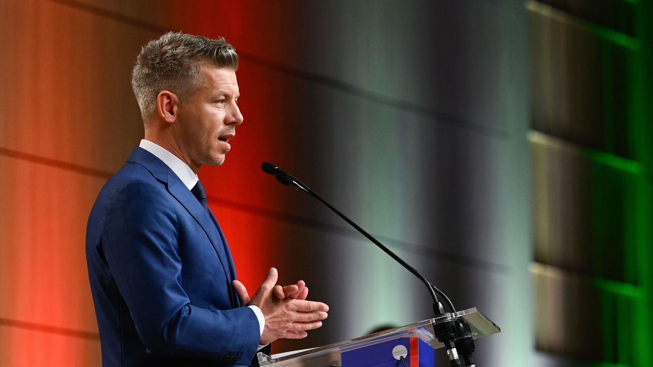 Magyar Péter a  közmédiában bírálta a korábbi kormányzati politikát és a közmédia működését