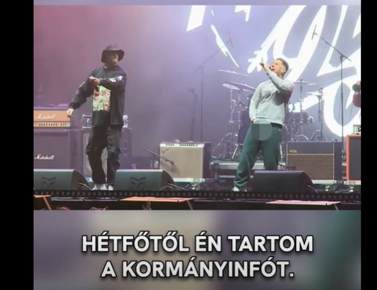 Eckü a saját maga hatása alá került és elővette a heréit, amiből most herekarriert csinál. 