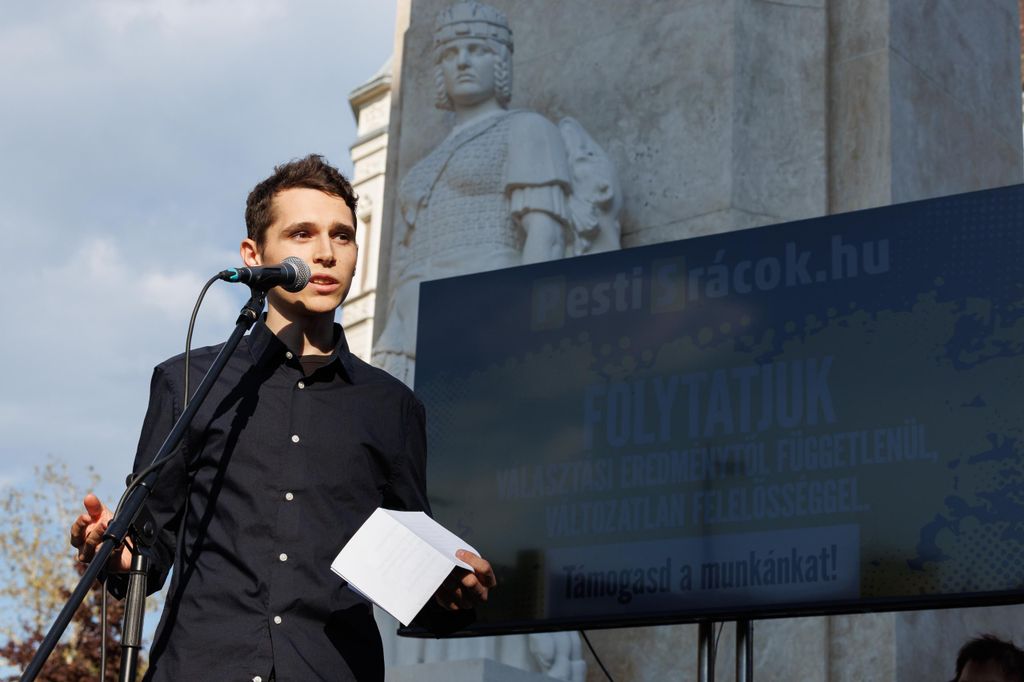 20260416 -- A Pesti Srácok és a Nemzeti Maximumért Alapítvány Magyar Úton Gyűlés nevű rendezvénye a Vértanúk terén. Mónus Benjámin, a Jövőépítő Fiatalok DPK alapítója // fotó: Hatlaczki Balázs