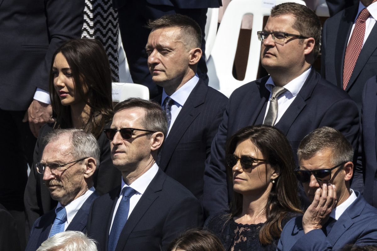 Magyar Péter nerlegényből lett hős, de itt még azok társaságában ücsörög, akikről kígyót-békát kiált azóta. 