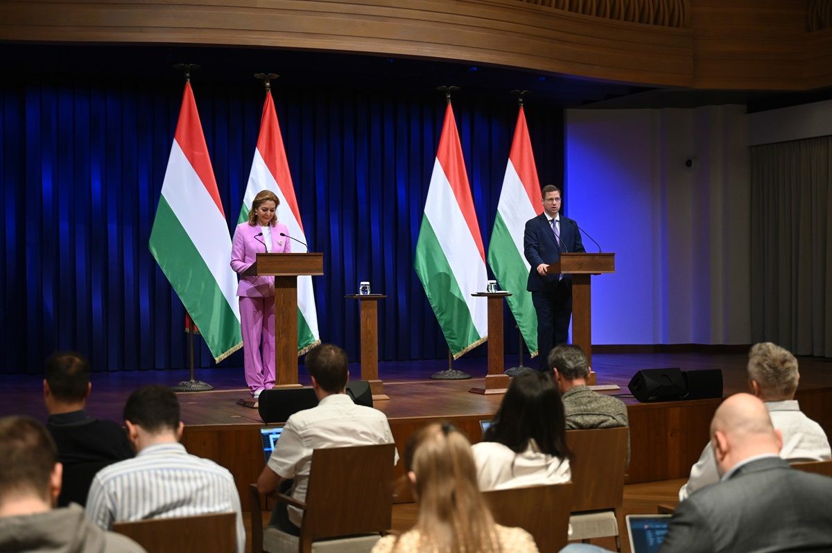 kormányinfó GULYÁS Gergely; VITÁLYOS Eszter