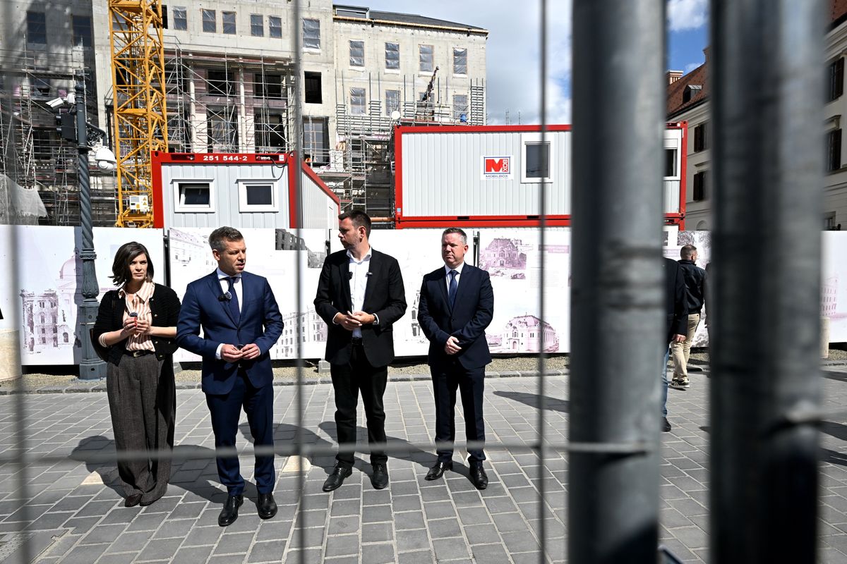 Magyar Péterék lebontották "Orbán kordonjait" a várban, meg is történt az első baleset