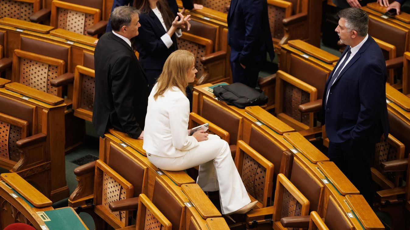 Tyúkólat csinálnak az Országgyűlésből a tiszás pipik