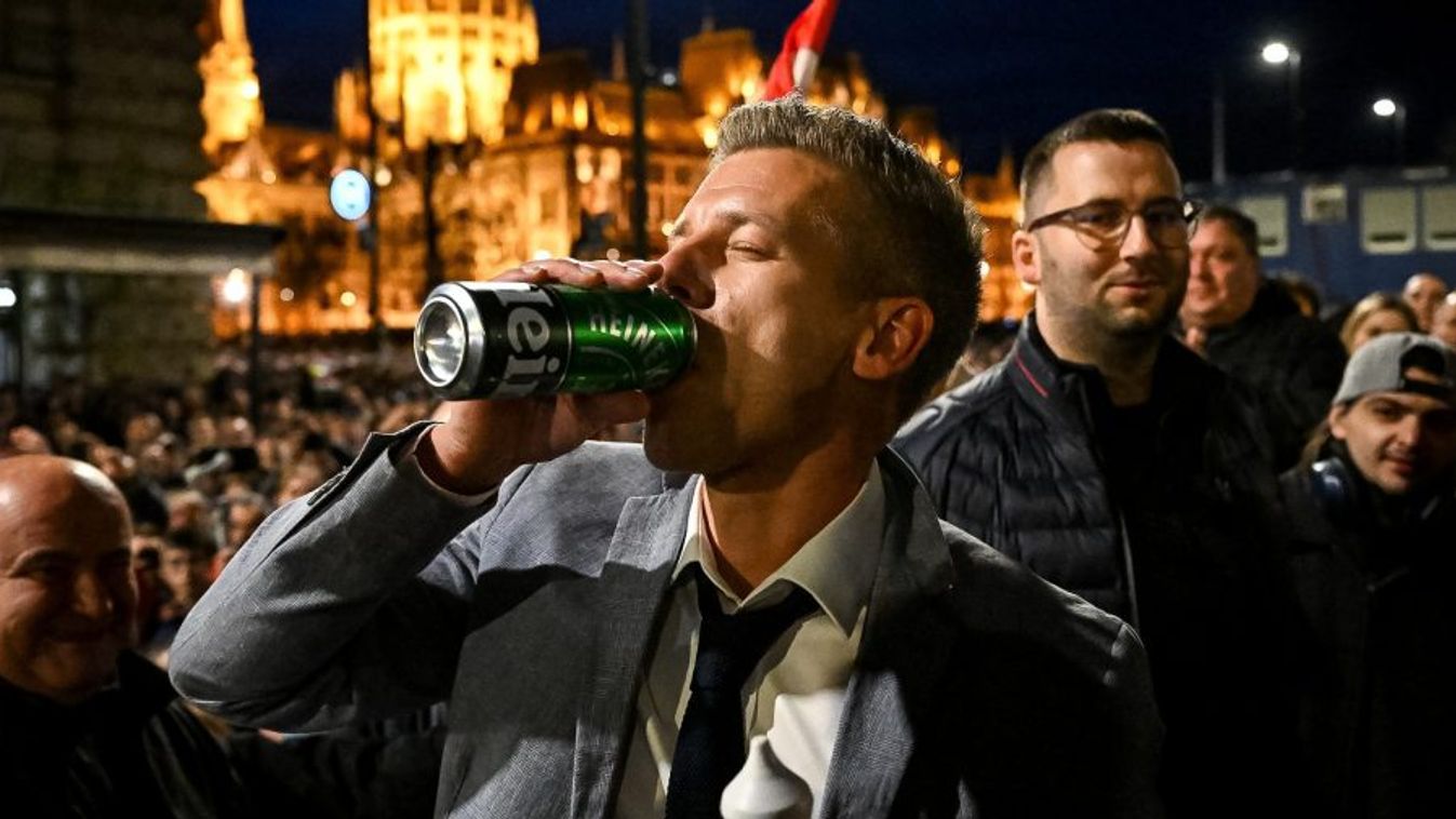Óriáskivetítővel és tambulazenekarral ünnepelteti magát Magyar Péter
