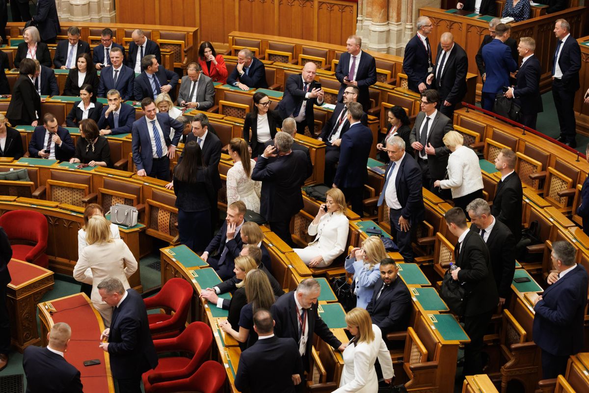 Tyúkólat csinálnak az Országgyűlésből a tiszás pipik