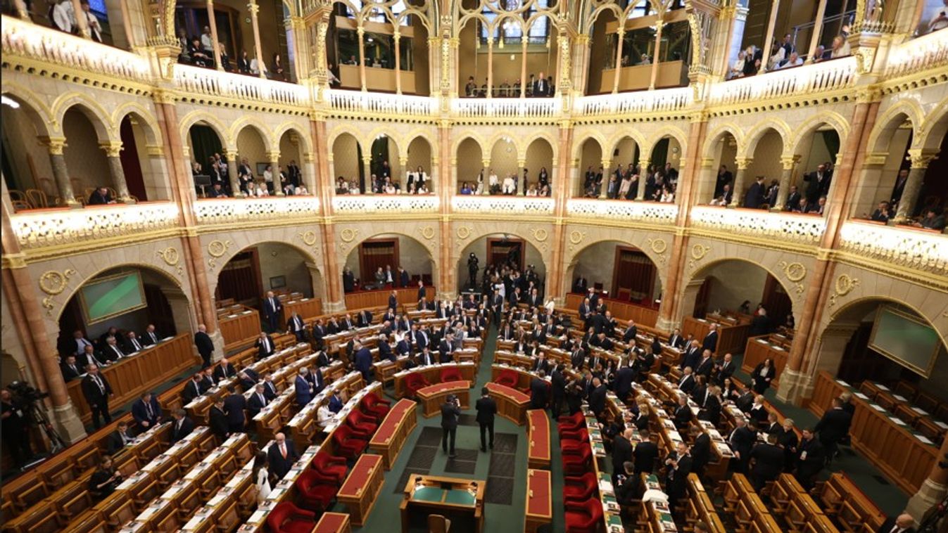 Hatalom-, gesztus és látványpolitizálás jön