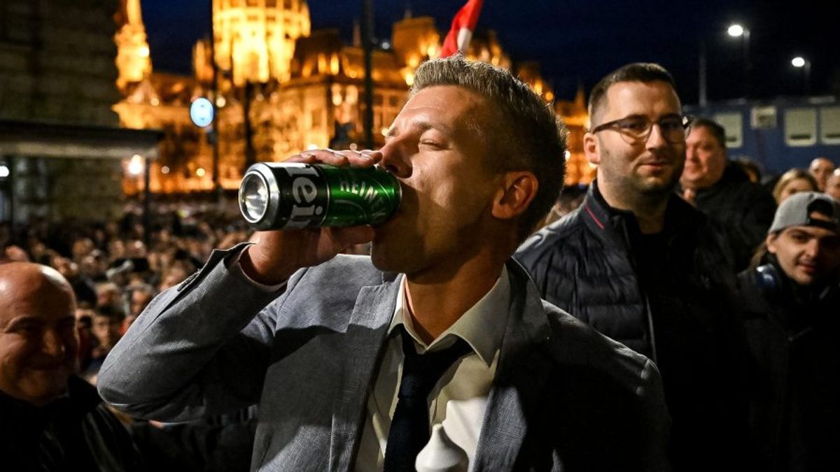 Óriáskivetítővel és tambulazenekarral ünnepelteti magát Magyar Péter