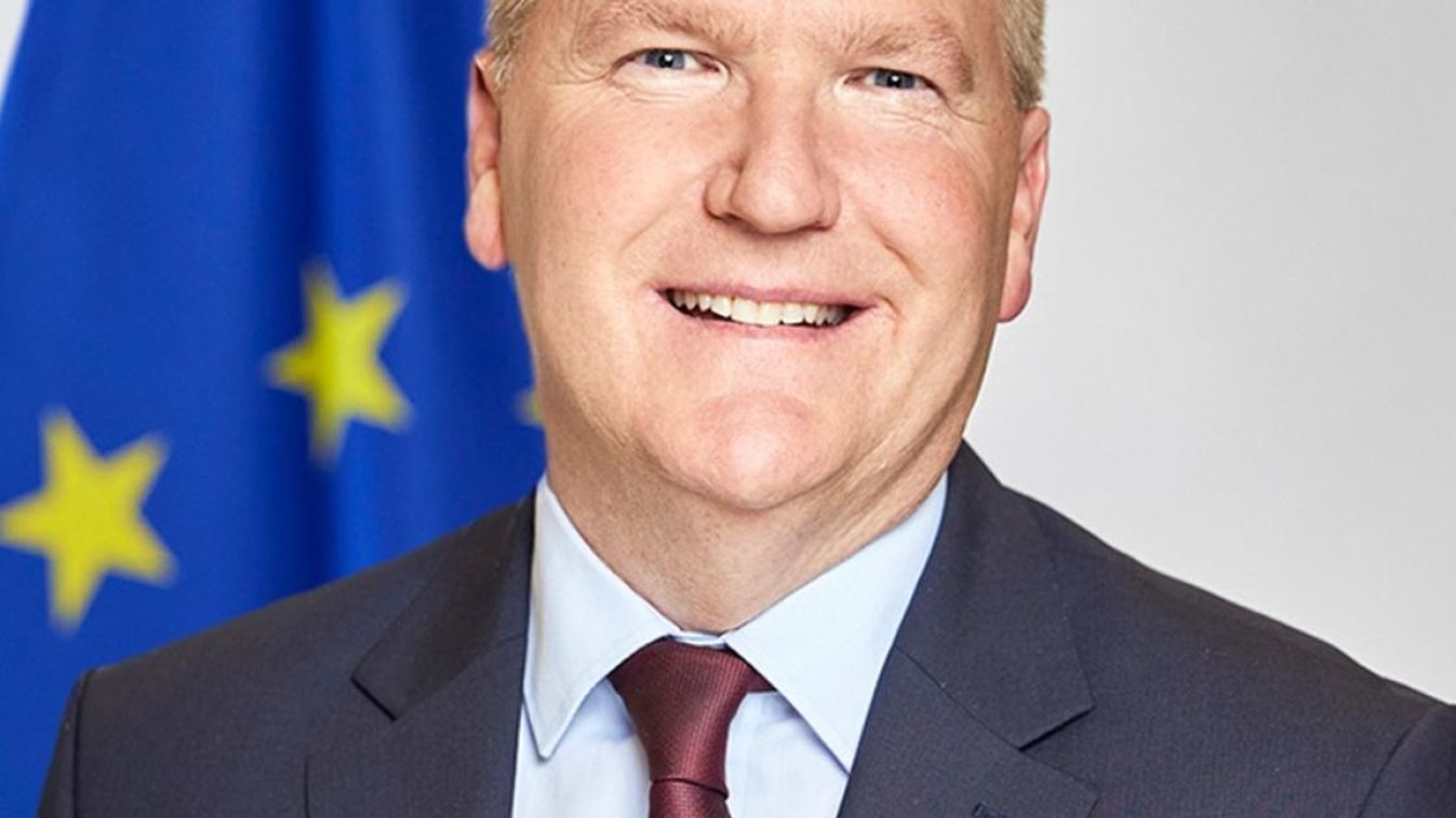 McGrath szerint nem lesz kiegyezés az uniós forrásokról, míg a magyarokat meg nem szelidítik