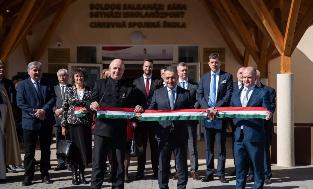 2022. március 23-án ünnepélyes keretek között adták át a szlovákai magyarság számára fontos szepsi Boldog Salkaházi Sára Egyházi Iskolaközpont épületét. Fotó: Fábián Gergely