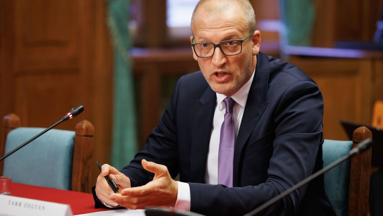 A kollaboráns családból származó Tarr bement a minisztériumába és máris felvette a bolsevik tempót