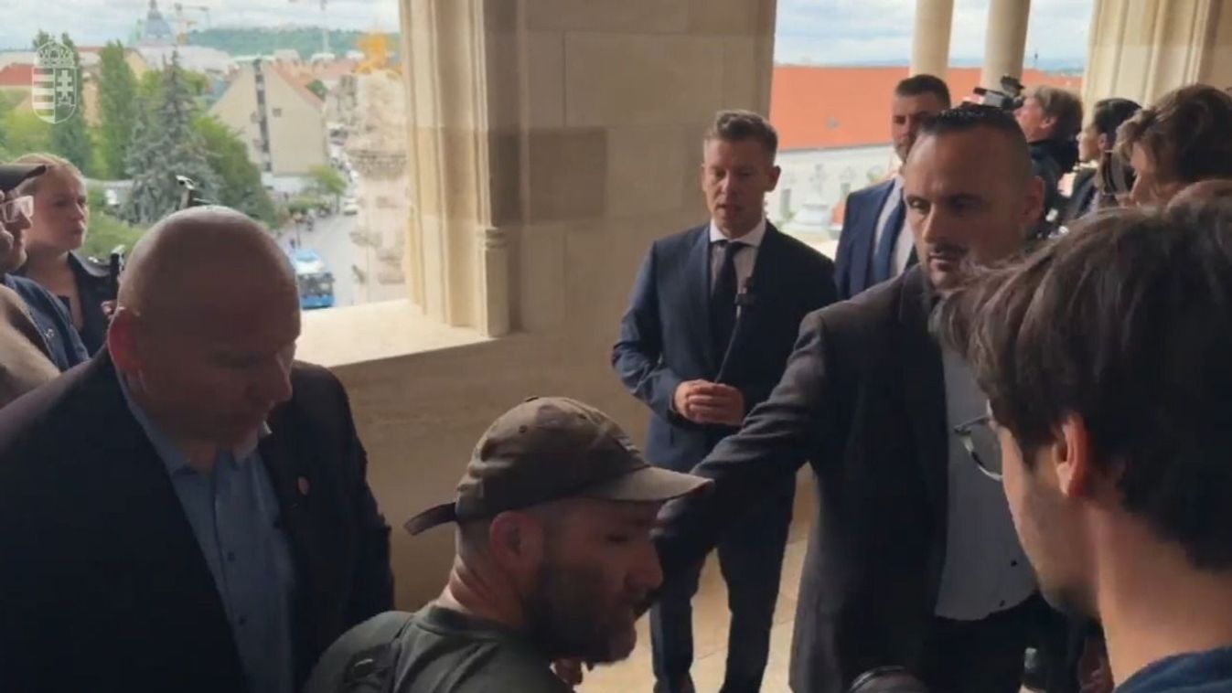 Megint a várban mászkálgat Magyar Péter