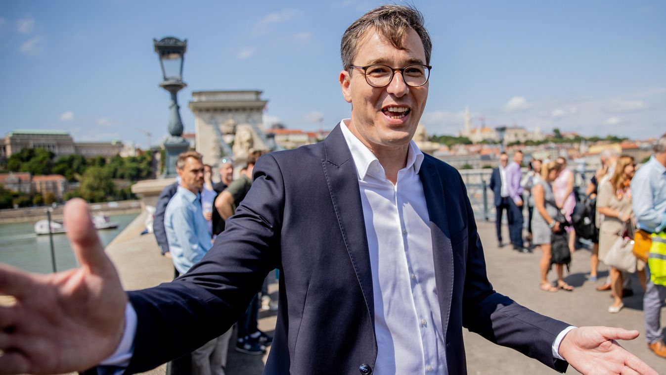 Karigeri itt még boldog, de most az orrára koppintottak.