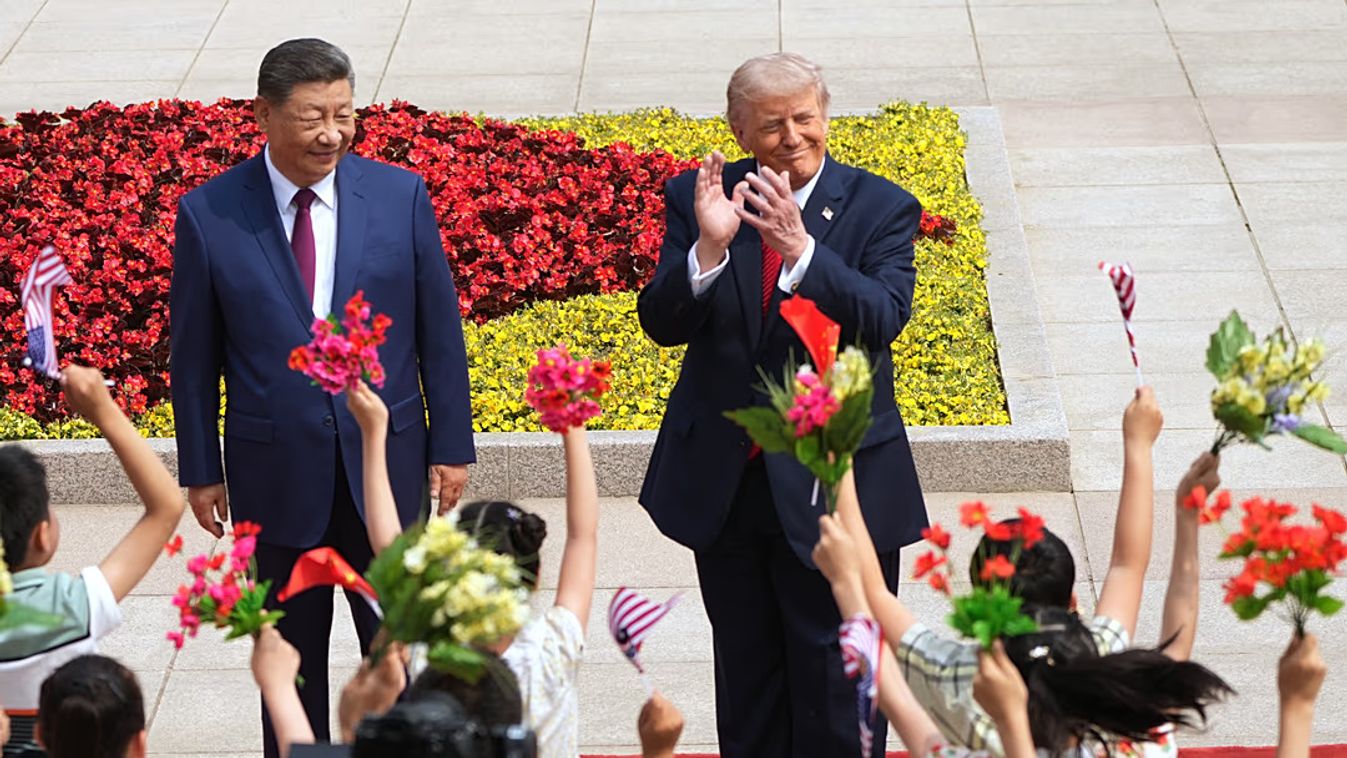Donald Trump amerikai elnök részt vesz a Hszi Csin-ping kínai elnökkel tartott fogadóünnepségen a Nép Nagy Csarnokában 2026. május 14-én, csütörtökön Pekingben. AP Photo/Mark Schiefelbein