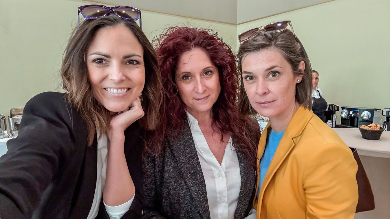 A kormányszóvivők mintha szednének valamit olyan flowban vannak