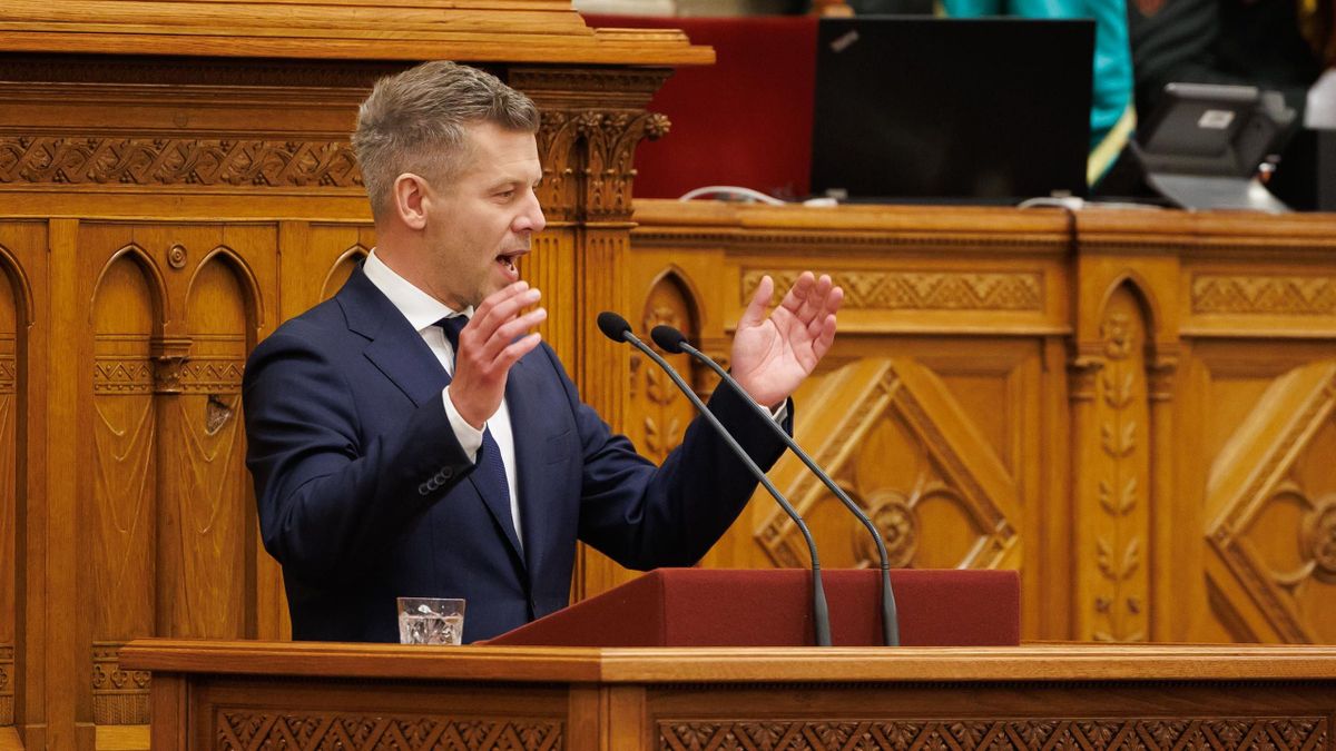 Ma kényszerül munkára az influenszer-kormány
