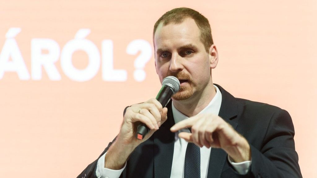 Cseh Tibor András, a MAGOSZ főtitkára úgy fogalmazott: azzal, hogy Magyar Péterék nem emelték a vonatkozó veszélyhelyzeti rendeletet törvényi szintre, semmi sem állítja meg, hogy ukrán baromfi, kukorica, hús, összesen több mint 20 efféle termék ellepjel az országot.