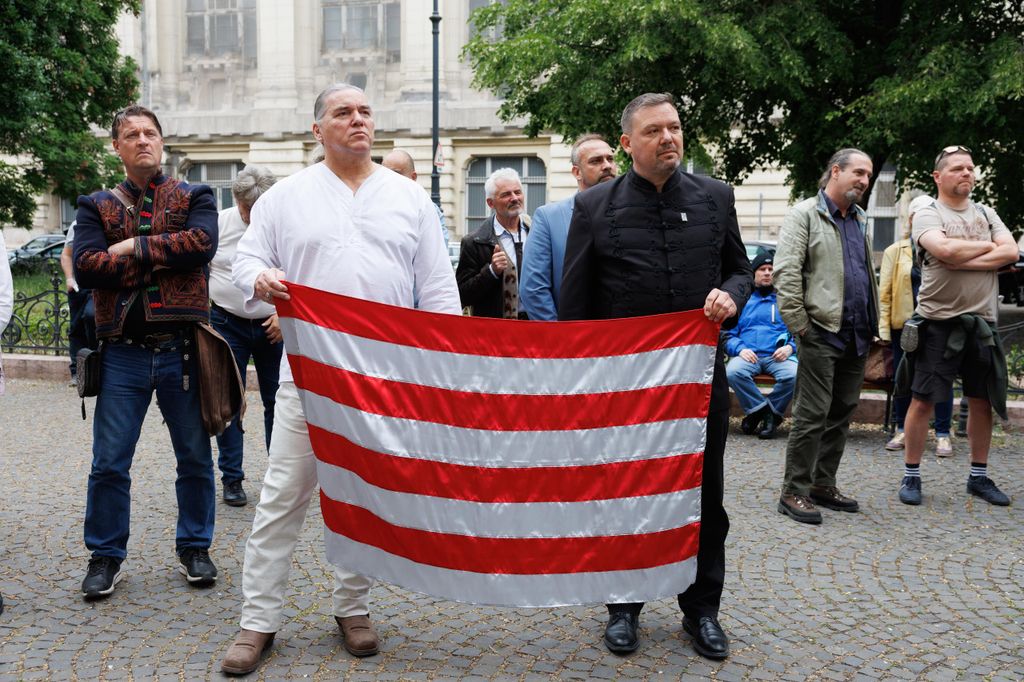 20260515 -- Csurka István emléktáblájának avatása a Hazatérés Templománál. Budaházy György, Szilágyi Ákos, Huth Gergely // fotó: Hatlaczki Balázs