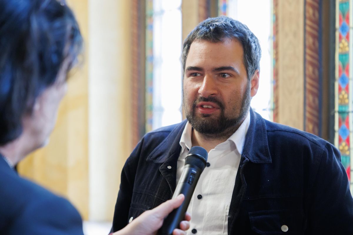 Jámbor Bandi konkrétan leidiótázza mindazokat, akik nem szeretnék, hogy a gyerekeinket szivárványos aktivisták neveljék az iskolákban