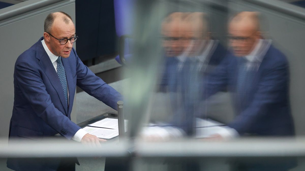 Padlóra hasalt Merz és kormányának népszerűsége