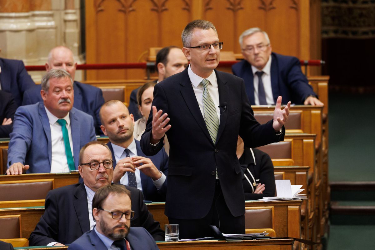 ári Bence szerint nem valódi, hanem csak Facebook-kormányzás van Magyarországon.