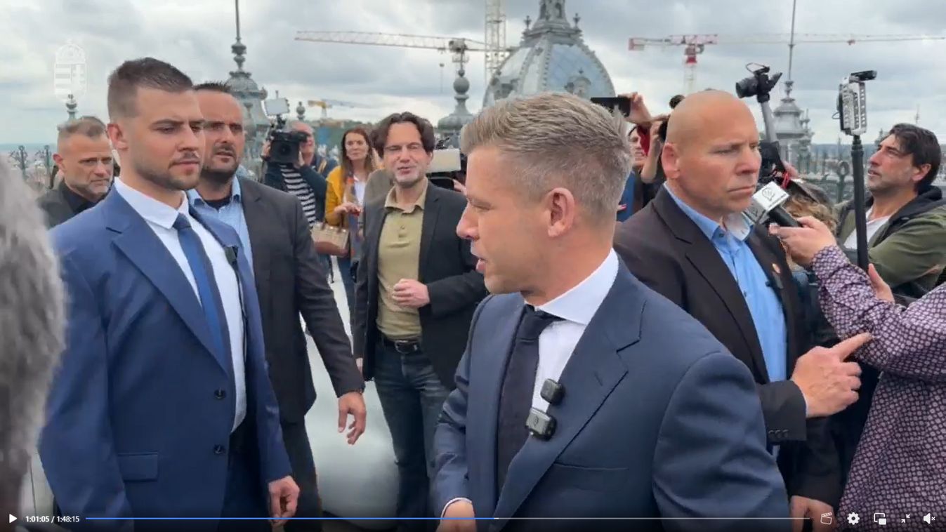 Havasi Bertalan épp Magyar Pétert idomítja.