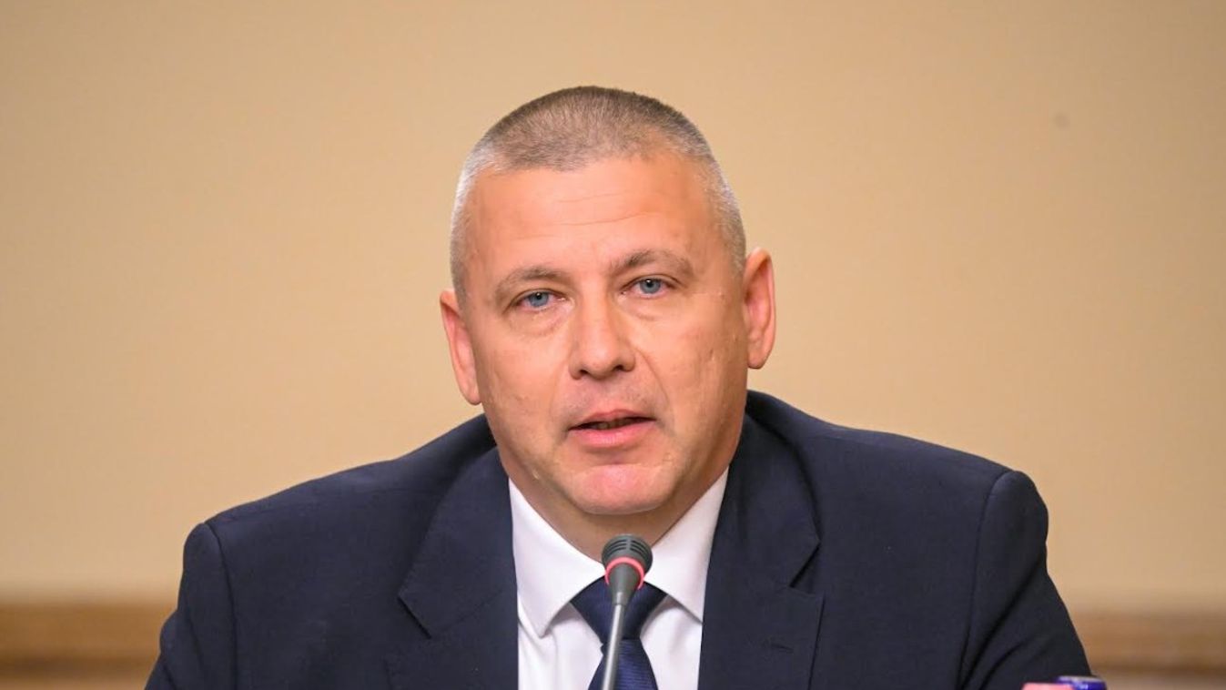 Ruszin-Szendi: nem küldünk katonát Ukrajnába, és visszaállítjuk a szolgálati nyugdíjat