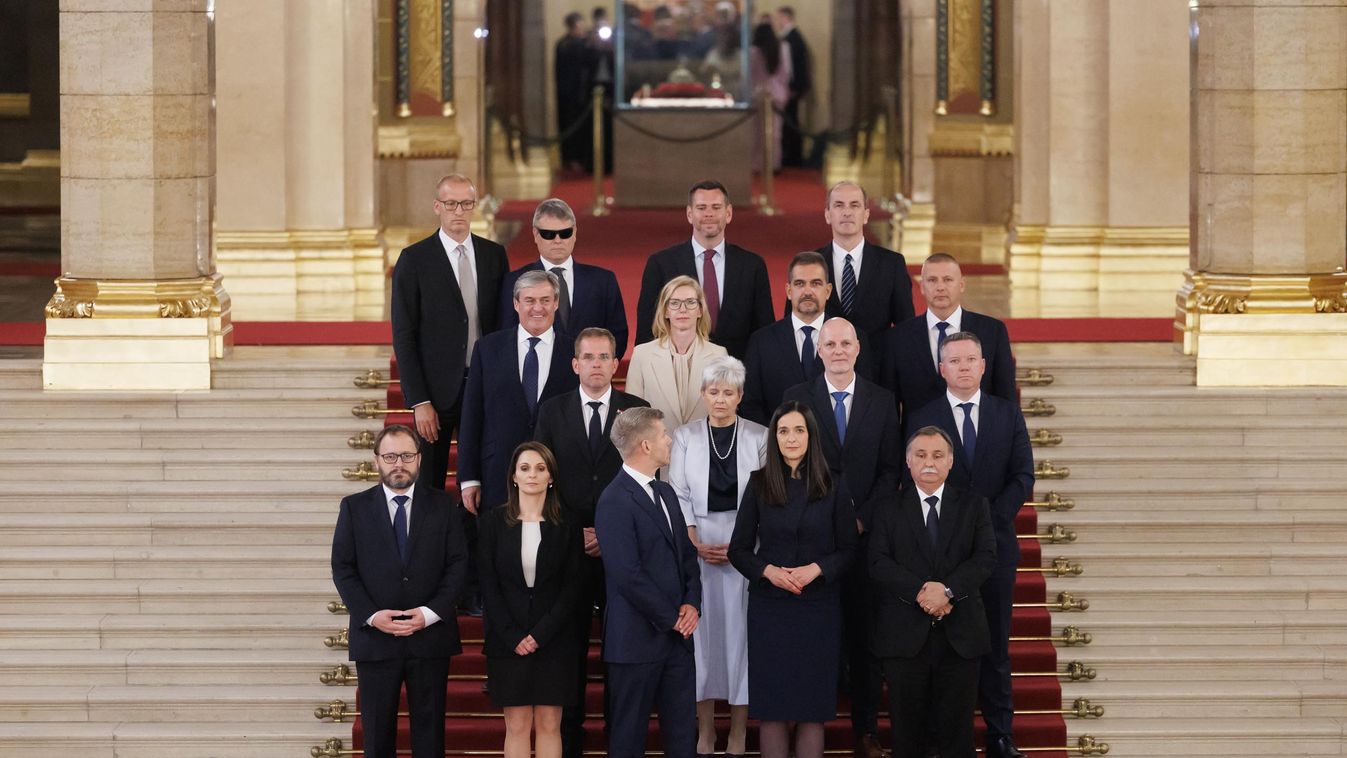 Minél inkább nem csinál semmit a Tisza-kormány, annál népszerűbb