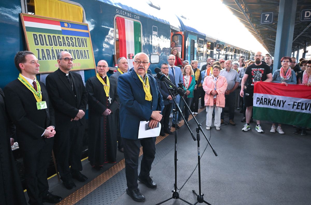 Budai László szervező, a Misszió Tours utazási iroda ügyvezető igazgatója (k) beszédet mond a csíksomlyói pünkösdi búcsúba tartó Boldogasszony zarándokvonat indulása előtt a Keleti pályaudvaron
