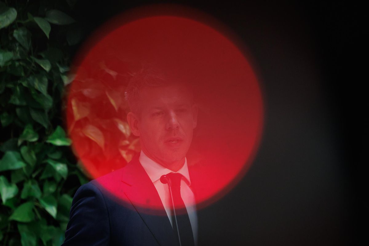 Piros pont az influenszer-kormányfőnek