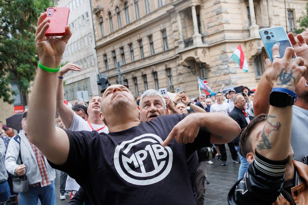 20260605 -- Az Európai Unió migrációs paktumának elutasítását követelő tüntetés, melyet Elizabeth-Magyar Valóság és jobboldali influenszerek szerveztek, a Kodály köröndtől a Parlementig.
// fotó: Hatlaczki Balázs