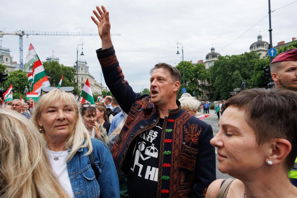 20260605 -- Az Európai Unió migrációs paktumának elutasítását követelő tüntetés, melyet Elizabeth-Magyar Valóság és jobboldali influenszerek szerveztek, a Kodály köröndtől a Parlementig. Budaházy György
// fotó: Hatlaczki Balázs