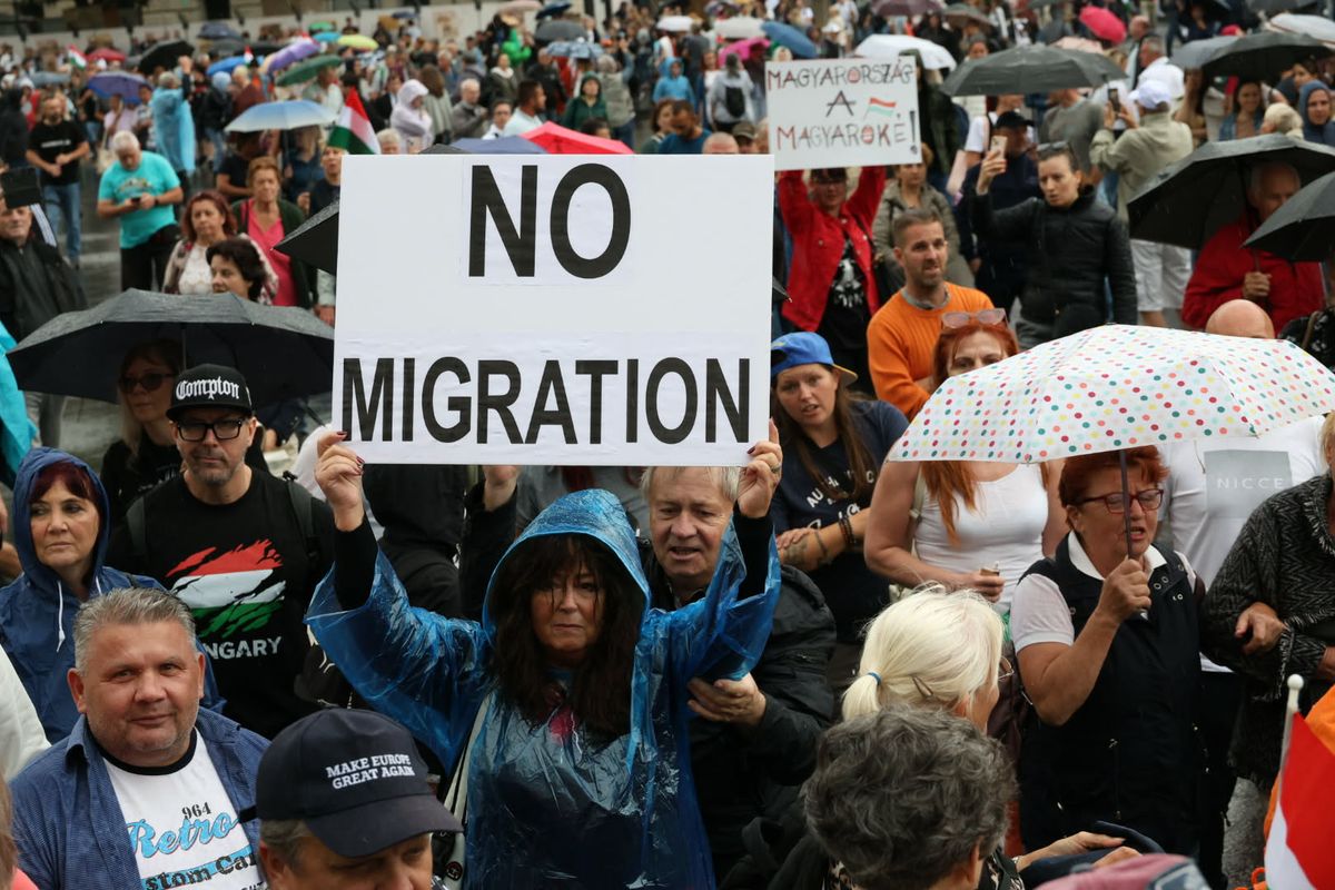 Fegyőr több ezer civilt “zsebnáciz” le, és hazudozik a migrációról