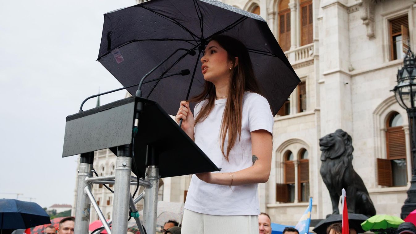 Dezse-Zelenka Dóra a migrációellenes tüntetésen: Mi nem hírnevet, nem milliárdokat akarunk, hanem magyarok akarunk maradni Magyarországon!