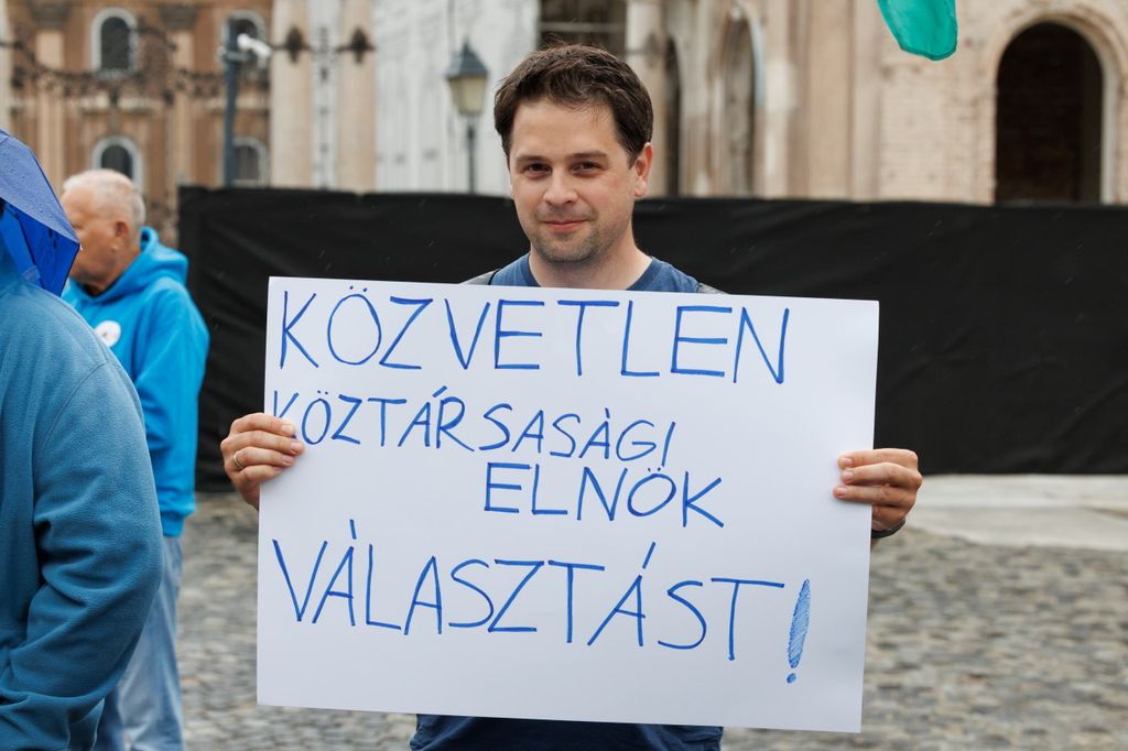 20260603 -- Vona Gábor és a Második Reformkor által szervezett tüntetés a Sándor Palota előtt, Sulyok Tamás ellen, a közvetlen elnökválasztásért. // fotó: Hatlaczki Balázs