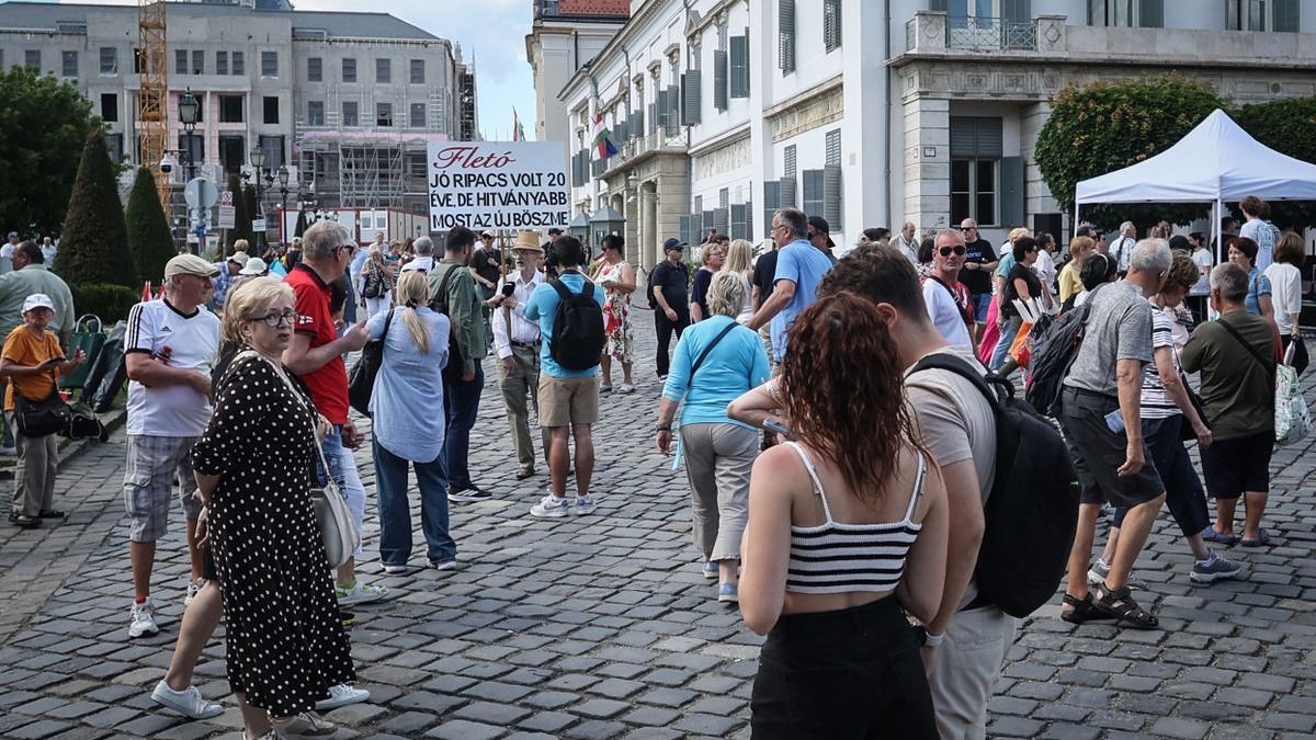 Kezdődik a szimpátiatüntetés Sulyok Tamás mellett! (ÉLŐ)