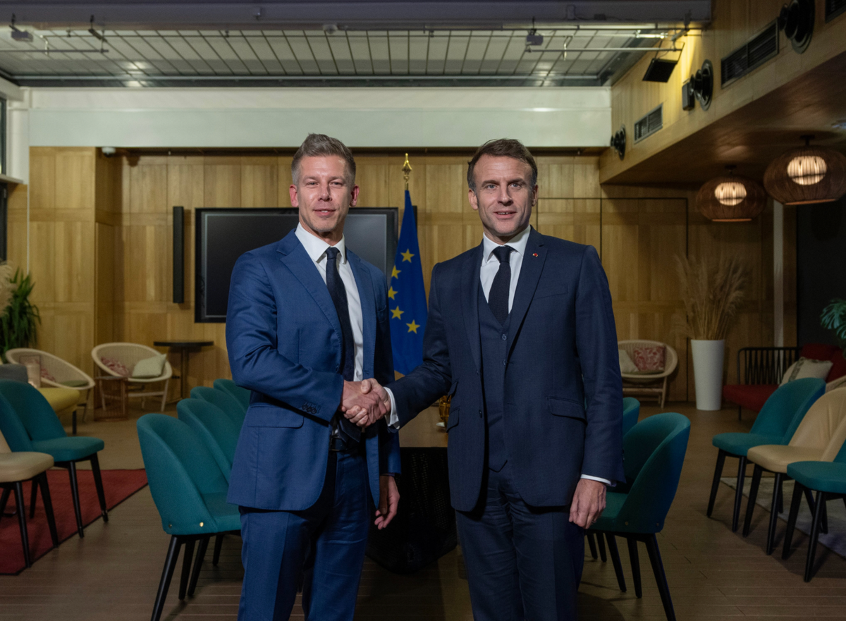 Kliséhalmaz: Macron üdvözölte Magyarországot újra “Európában”, majd Ukrajna támogatásáról beszélt a Magyar Péterrel közös sajtótájékoztatón