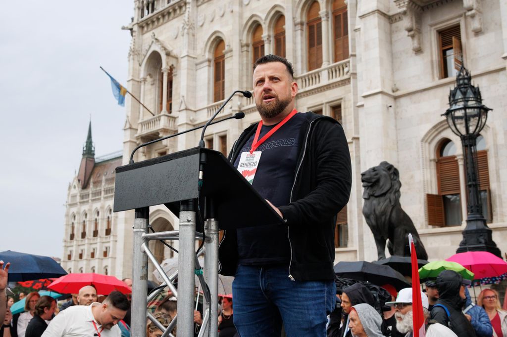20260605 -- Az Európai Unió migrációs paktumának elutasítását követelő tüntetés, melyet Elizabeth-Magyar Valóság és jobboldali influenszerek szerveztek, a Kodály köröndtől a Parlementig. Szabó Gergő
// fotó: Hatlaczki Balázs