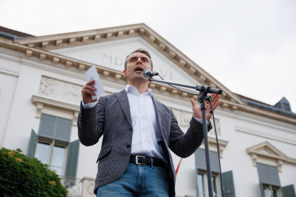20260603 -- Vona Gábor és a Második Reformkor által szervezett tüntetés a Sándor Palota előtt, Sulyok Tamás ellen, a közvetlen elnökválasztásért. // fotó: Hatlaczki Balázs