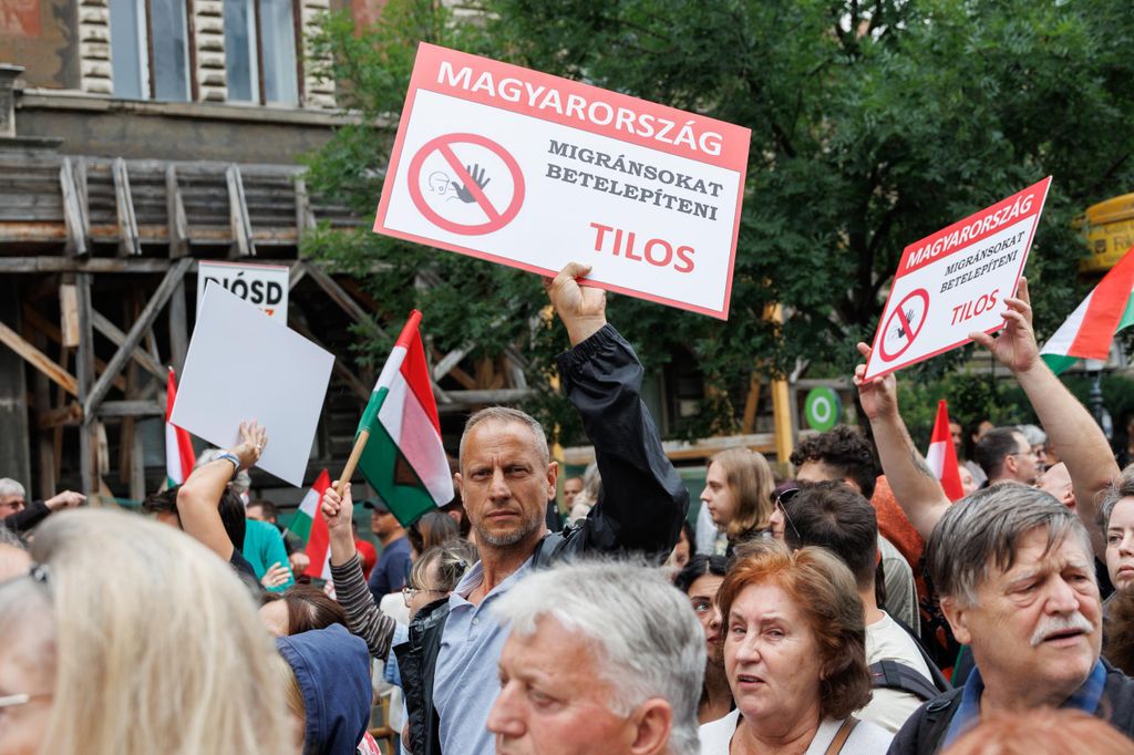 20260605 -- Az Európai Unió migrációs paktumának elutasítását követelő tüntetés, melyet Elizabeth-Magyar Valóság és jobboldali influenszerek szerveztek, a Kodály köröndtől a Parlementig.
// fotó: Hatlaczki Balázs