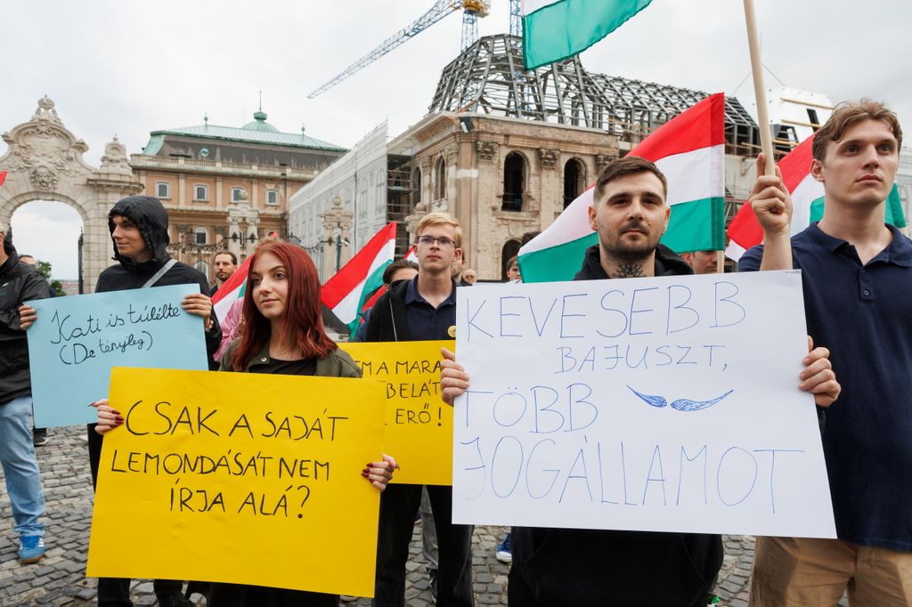 20260603 -- Vona Gábor és a Második Reformkor által szervezett tüntetés a Sándor Palota előtt, Sulyok Tamás ellen, a közvetlen elnökválasztásért. // fotó: Hatlaczki Balázs