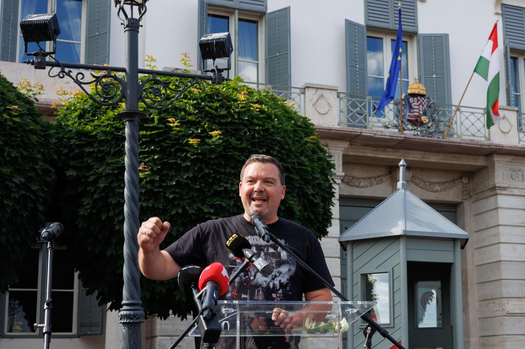 20260607 -- Tüntetás Sulyok Tamásért a Sándor Palota előtt. Huth Gergely // fotó: Hatlaczki Balázs