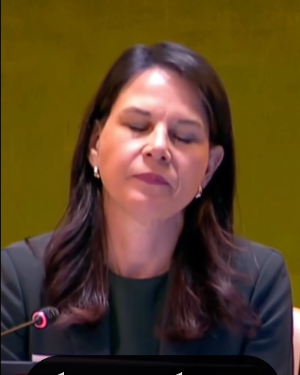 Annalena Baerbock korábbi német külügyminiszter, jelenlegi az ENSZ Közgyűlés elnökének arckifejezése. 