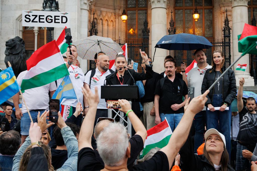 20260605 -- Az Európai Unió migrációs paktumának elutasítását követelő tüntetés, melyet Elizabeth-Magyar Valóság és jobboldali influenszerek szerveztek, a Kodály köröndtől a Parlementig.
// fotó: Hatlaczki Balázs