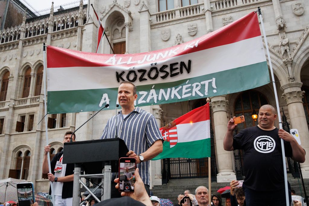 20260605 -- Az Európai Unió migrációs paktumának elutasítását követelő tüntetés, melyet Elizabeth-Magyar Valóság és jobboldali influenszerek szerveztek, a Kodály köröndtől a Parlementig. Toroczkai László
// fotó: Hatlaczki Balázs