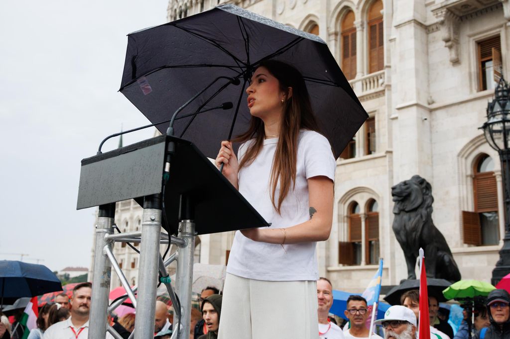 20260605 -- Az Európai Unió migrációs paktumának elutasítását követelő tüntetés, melyet Elizabeth-Magyar Valóság és jobboldali influenszerek szerveztek, a Kodály köröndtől a Parlementig. Dezse-Zelenka Dóra
// fotó: Hatlaczki Balázs