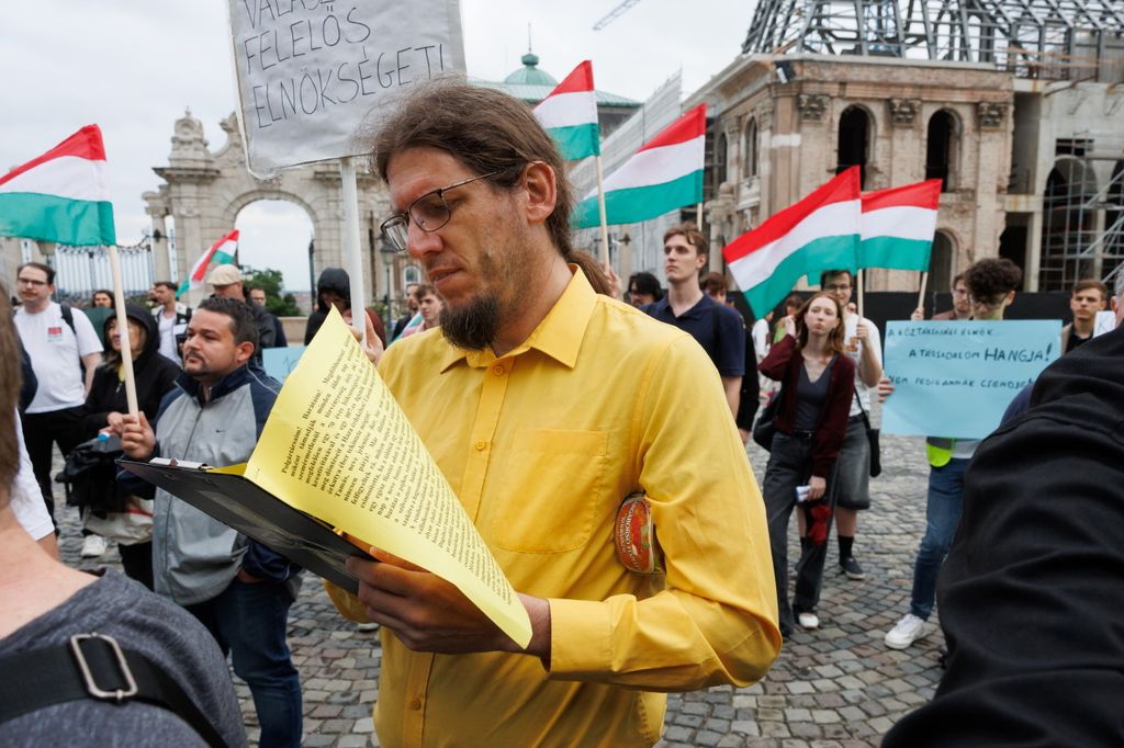 20260603 -- Vona Gábor és a Második Reformkor által szervezett tüntetés a Sándor Palota előtt, Sulyok Tamás ellen, a közvetlen elnökválasztásért. // fotó: Hatlaczki Balázs