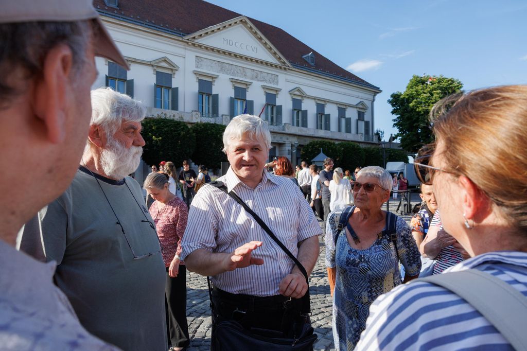 20260607 -- Tüntetás Sulyok Tamásért a Sándor Palota előtt. Nagy Attila Tibor // fotó: Hatlaczki Balázs